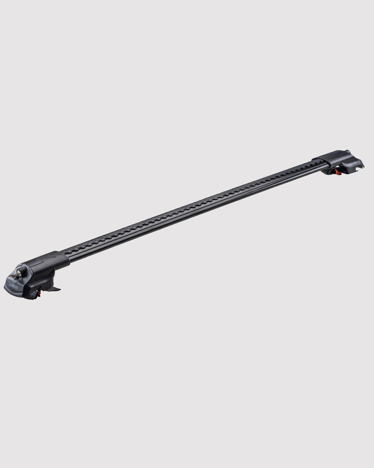 Barra de techo Thunder TRX1 en negro montada sobre un vehículo, vista de tres cuartos
